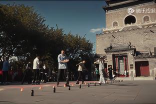 孙继海在喀什与当地孩子们踢球：这或许就是足球本该有的样子